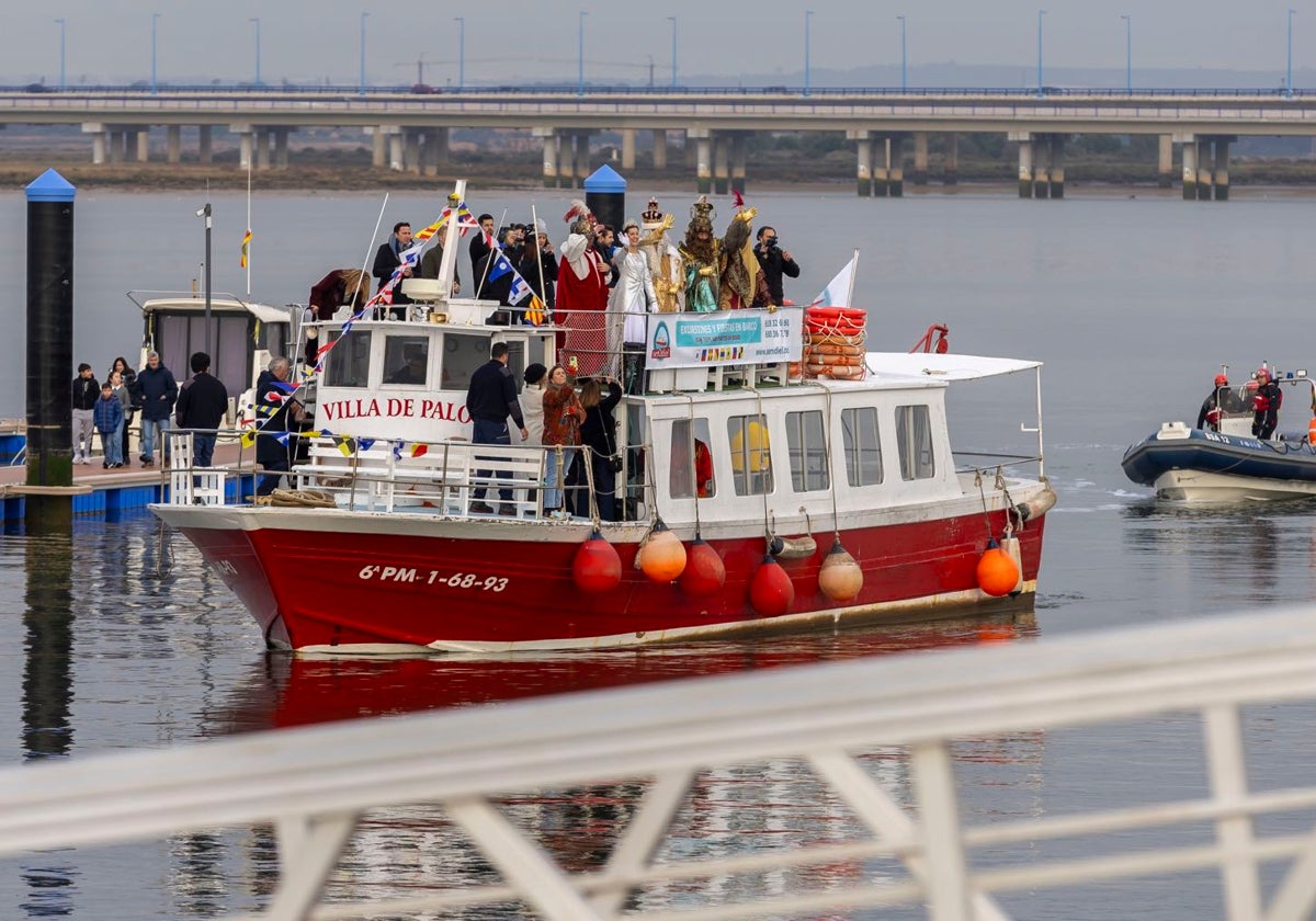 Los Reyes Magos, junto a la Estrella de la Ilusión y el Heraldo Real desembarcan en el Puerto de Huelva