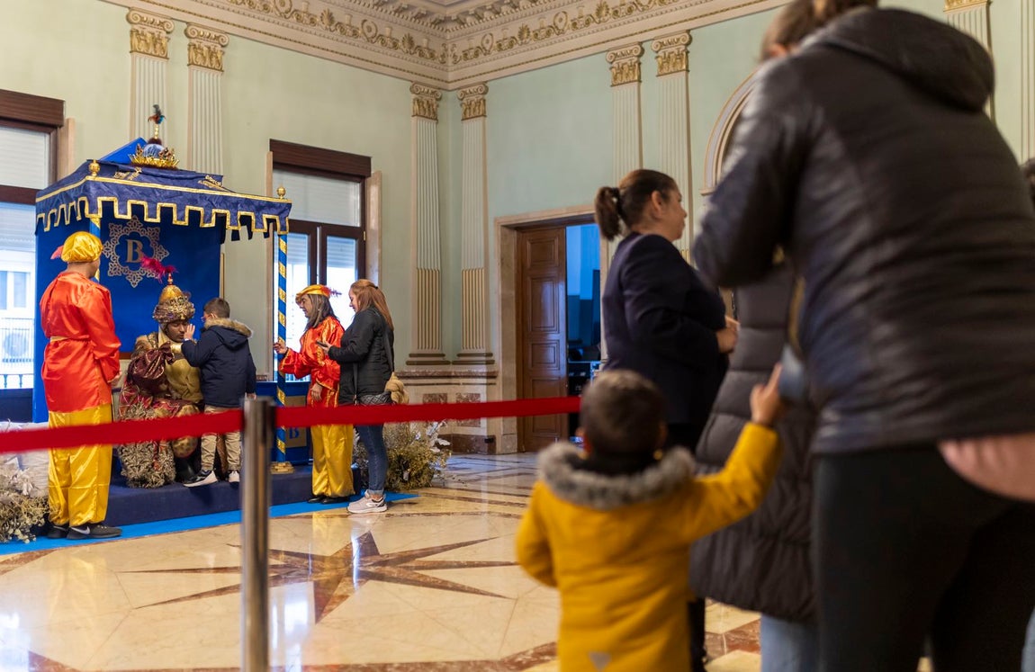 La visita de los Reyes Magos a residencias y hospitales de Huelva, en imágenes