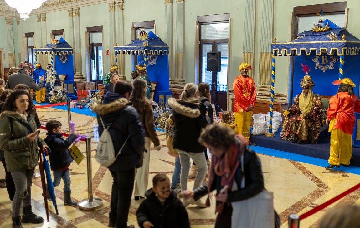 La visita de los Reyes Magos a residencias y hospitales de Huelva, en imágenes