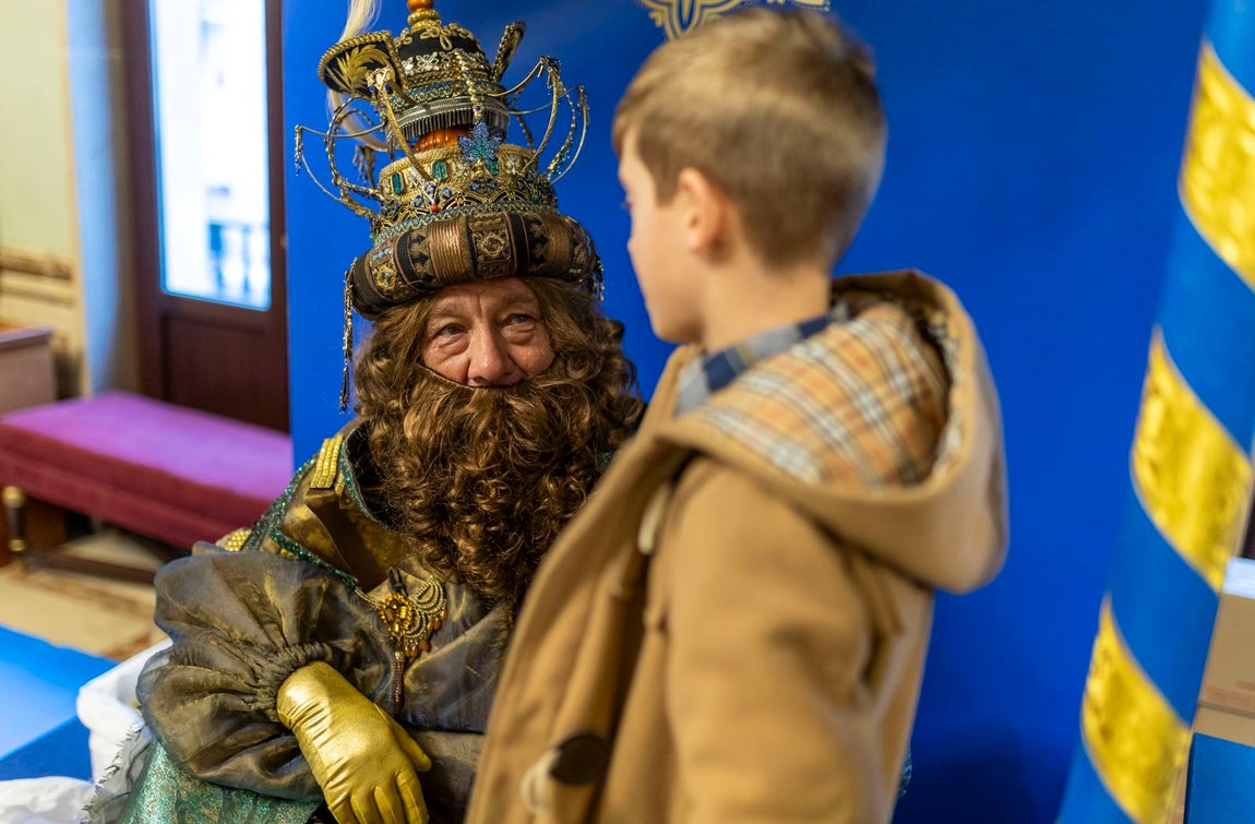 La visita de los Reyes Magos a residencias y hospitales de Huelva, en imágenes
