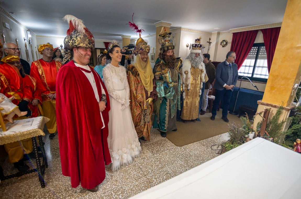 La visita de los Reyes Magos a residencias y hospitales de Huelva, en imágenes