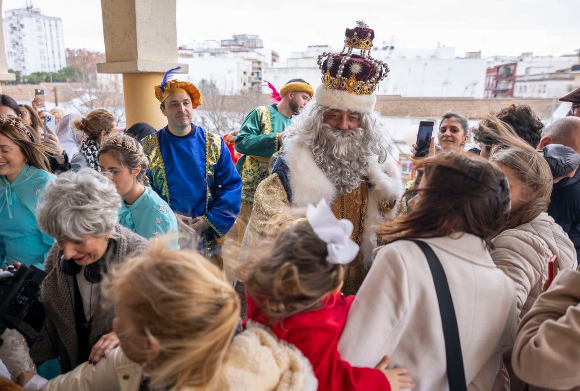 La visita de los Reyes Magos a residencias y hospitales de Huelva, en imágenes