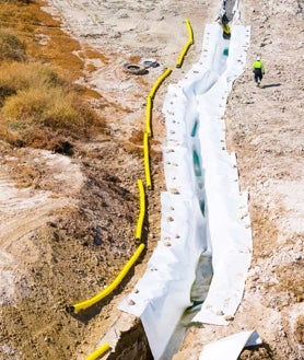 Imagen secundaria 2 - Arriba, ejecución del sellado en la zona 3 con la colocación y soldadura de la geomembrana. Sobre estas líneas, terminación de drenajes interior y exterior en esa misma zona