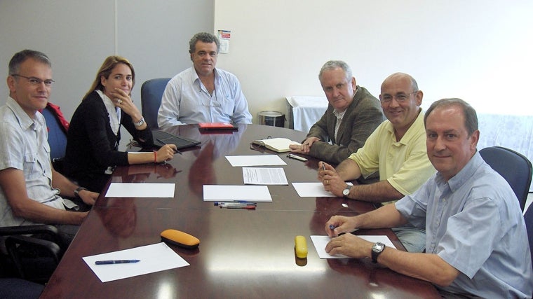 A la derecha, Monteagudo con un grupo de trabajo internacional en la Universidad Estatal Paulista de Brasil