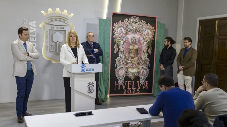 La alcaldesa de Huelva, Pilar Miranda, durante su intervención en la rueda de prensa