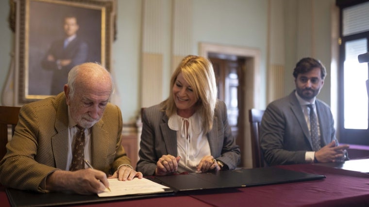 Momento de la firma de adhesión al manifiesto por la alta velocidad Faro-Huelva-Sevilla