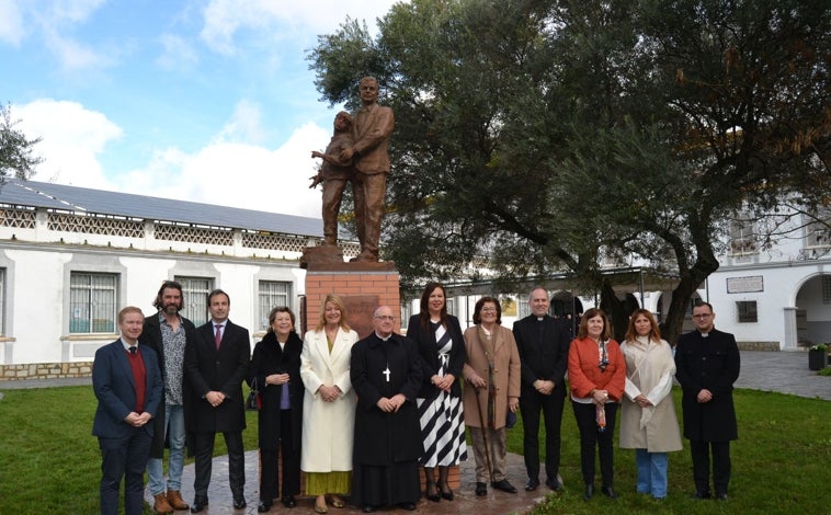 Imagen principal - El Colegio Diocesano de Huelva descubre un monumento homenaje a Manuel Siurot