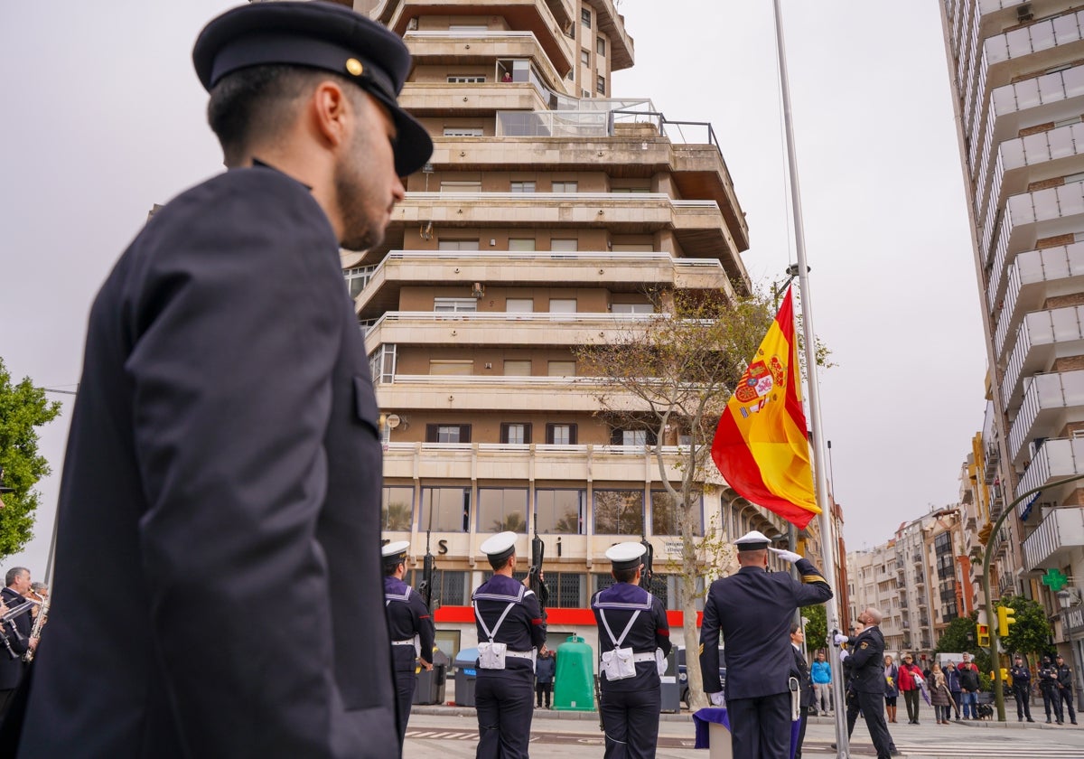 Momento del izado de la bandera