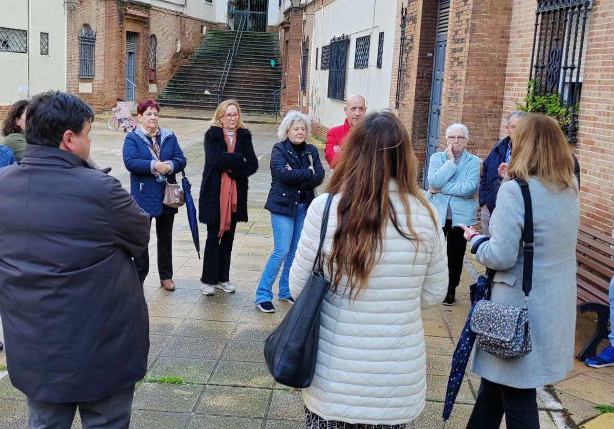 Ediles del PSOE con varios vecinos de la Casa Grande, en la calle Jesús Hermida