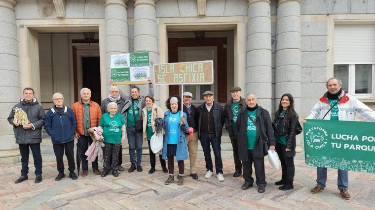 Vecinos de la Plataforma de Isla Chica se manifiestan a las puertas del Ayuntamiento de Huelva