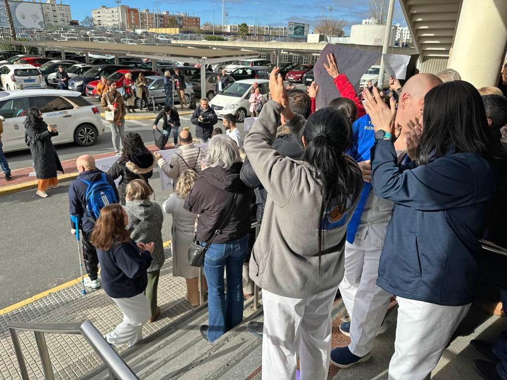 La protesta de los sanitarios en el Juan Ramón Jiménez de Huelva, en imágenes