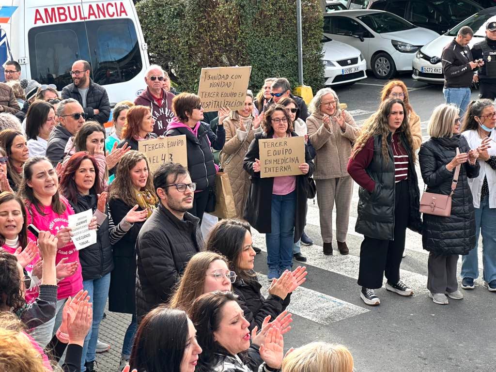 La protesta de los sanitarios en el Juan Ramón Jiménez de Huelva, en imágenes