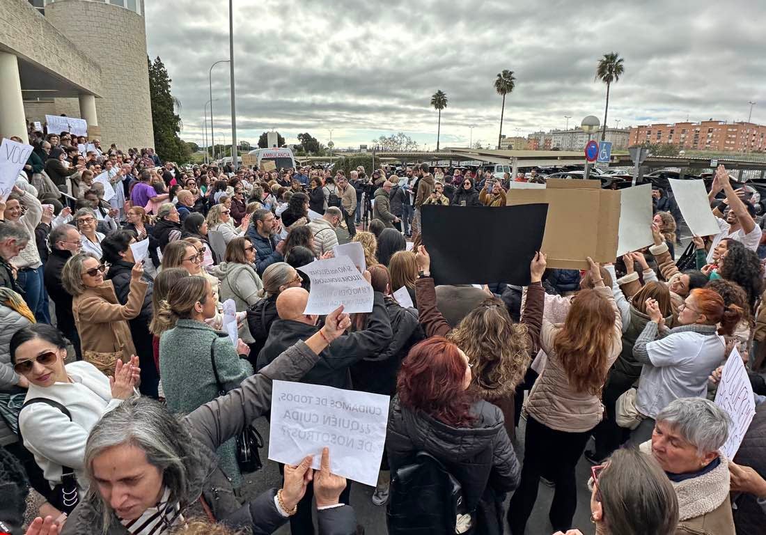 La protesta de los sanitarios en el Juan Ramón Jiménez de Huelva, en imágenes