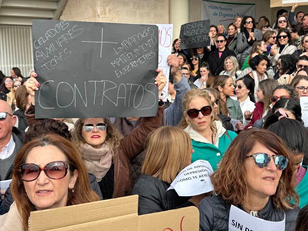 La protesta de los sanitarios en el Juan Ramón Jiménez de Huelva, en imágenes