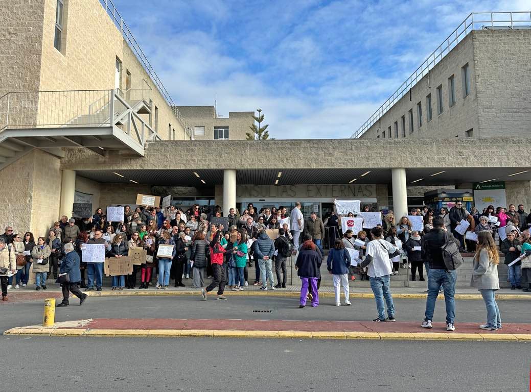 La protesta de los sanitarios en el Juan Ramón Jiménez de Huelva, en imágenes