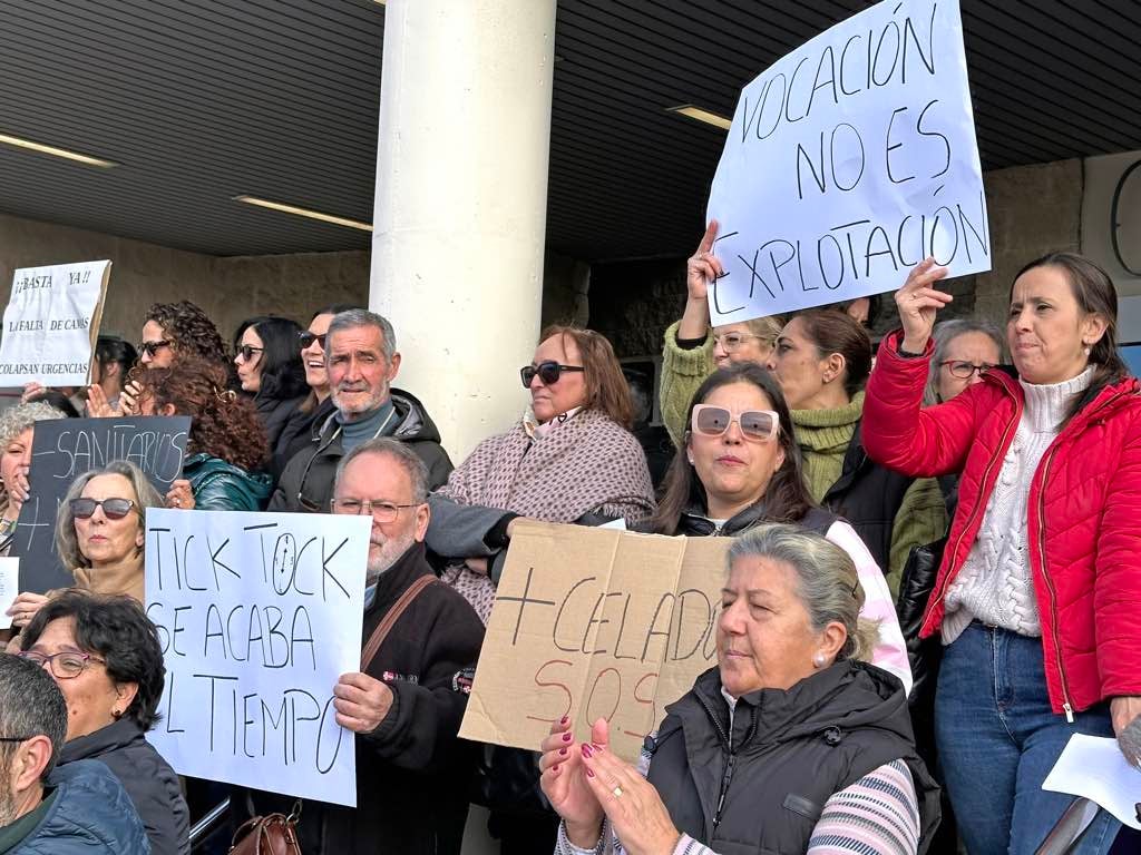 La protesta de los sanitarios en el Juan Ramón Jiménez de Huelva, en imágenes