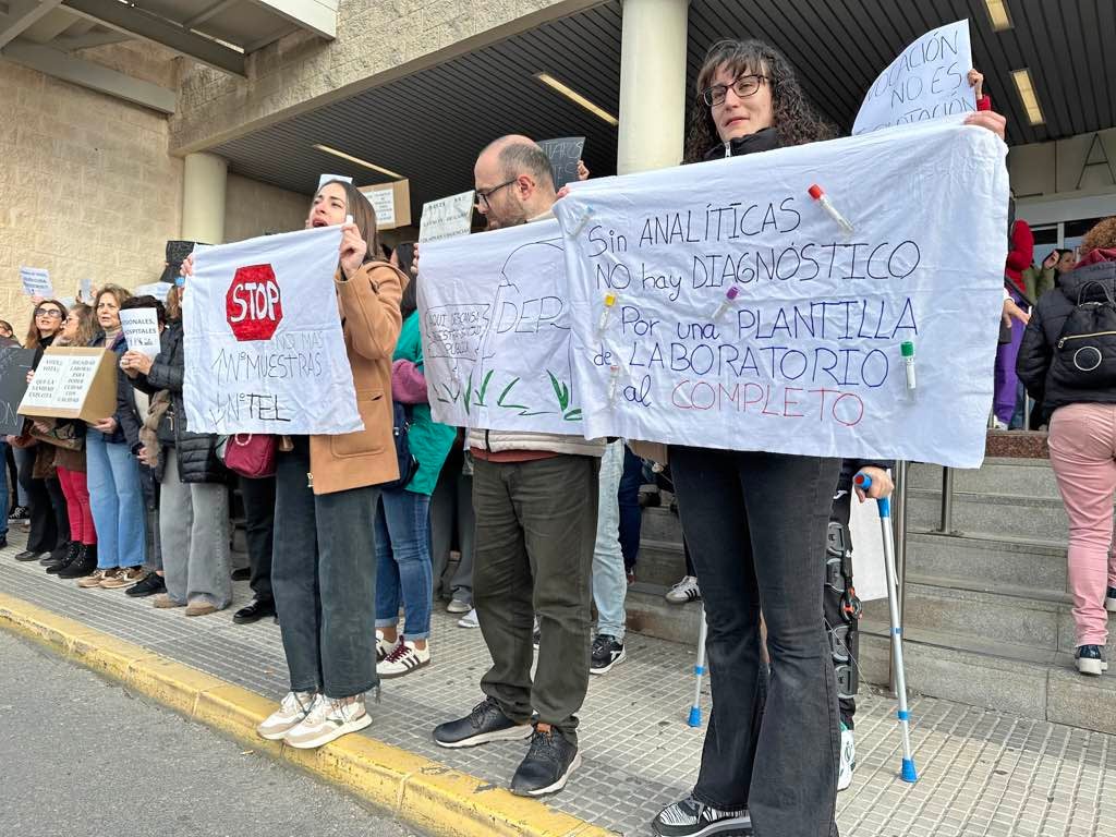 La protesta de los sanitarios en el Juan Ramón Jiménez de Huelva, en imágenes