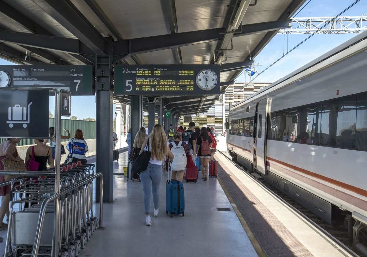 Viajeros se disponen a subir al tren con destino a Sevilla en la estación de Huelva