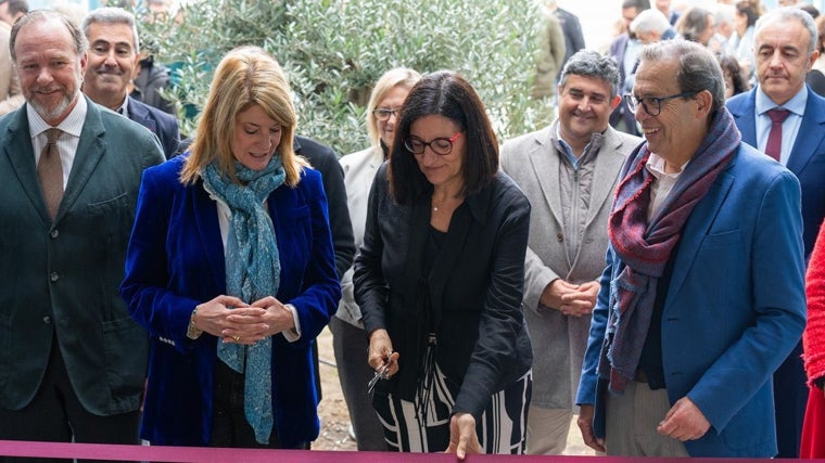 La rectora de la Universidad de Huelva y la alcaldesa de la capital onubense, esta mañana en el acto de inauguración oficial