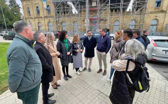 Los socialistas, este lunes, junto a la estación