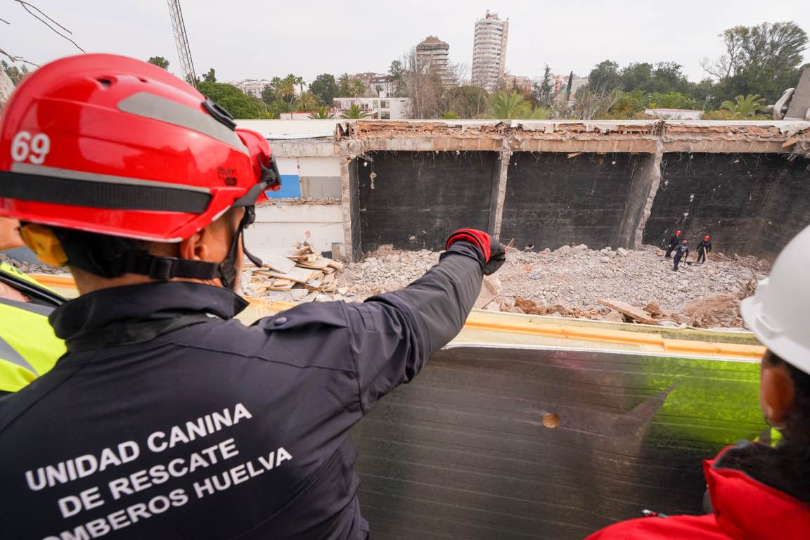 Escuela canina de rescate en los escombros de Expofrisa