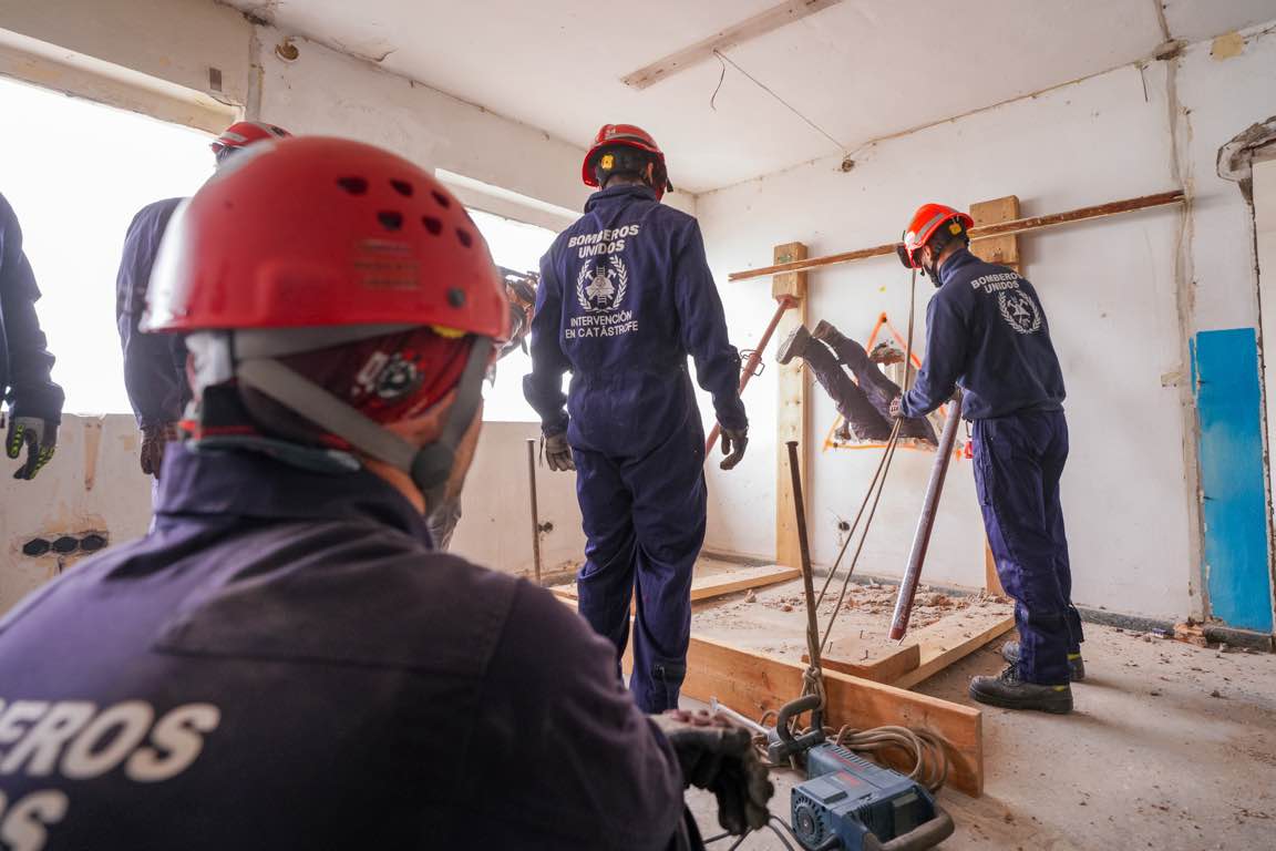 Escuela canina de rescate en los escombros de Expofrisa