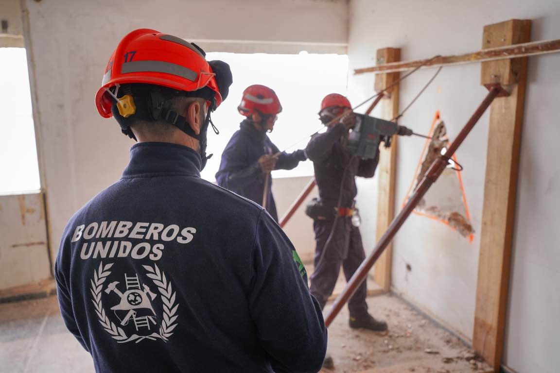 Escuela canina de rescate en los escombros de Expofrisa