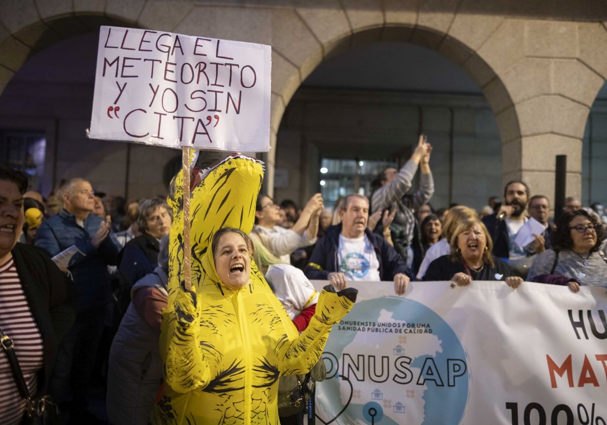 Una de las escenas curiosas que ha dejado la manifestación convocada por Onusap en Huelva