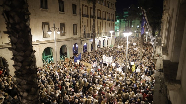 La Gran Vía ha quedado colapsada de gente en la concentración de este jueves por la tarde-noche