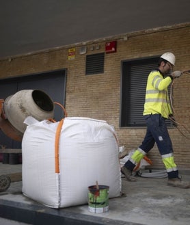 Imagen secundaria 2 - Las obras de mejora de la canalización eléctrica en el Mercado de San Sebastián se alargarán todavía varias semanas más. En el cartel de abajo se indica que no se puede aparcar en uno de sus laterales