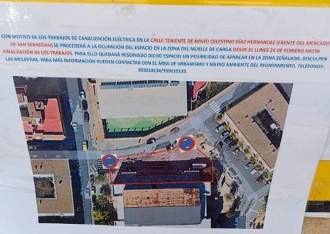 Imagen secundaria 1 - Las obras de mejora de la canalización eléctrica en el Mercado de San Sebastián se alargarán todavía varias semanas más. En el cartel de abajo se indica que no se puede aparcar en uno de sus laterales