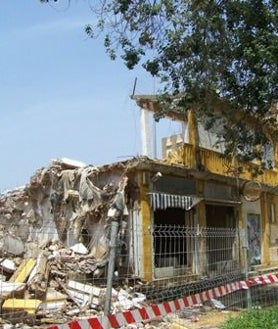 Imagen secundaria 2 - Las Columnas y dos imágenes del derribo del viejo estadio Colombino