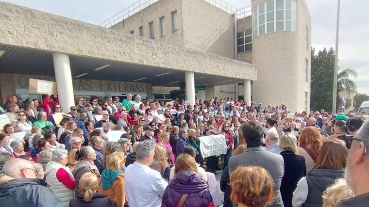 Concentración de profesionales sanitarios a las puertas de Consultas Externas del Hospital Juan Ramón Jiménez el 25 de febrero