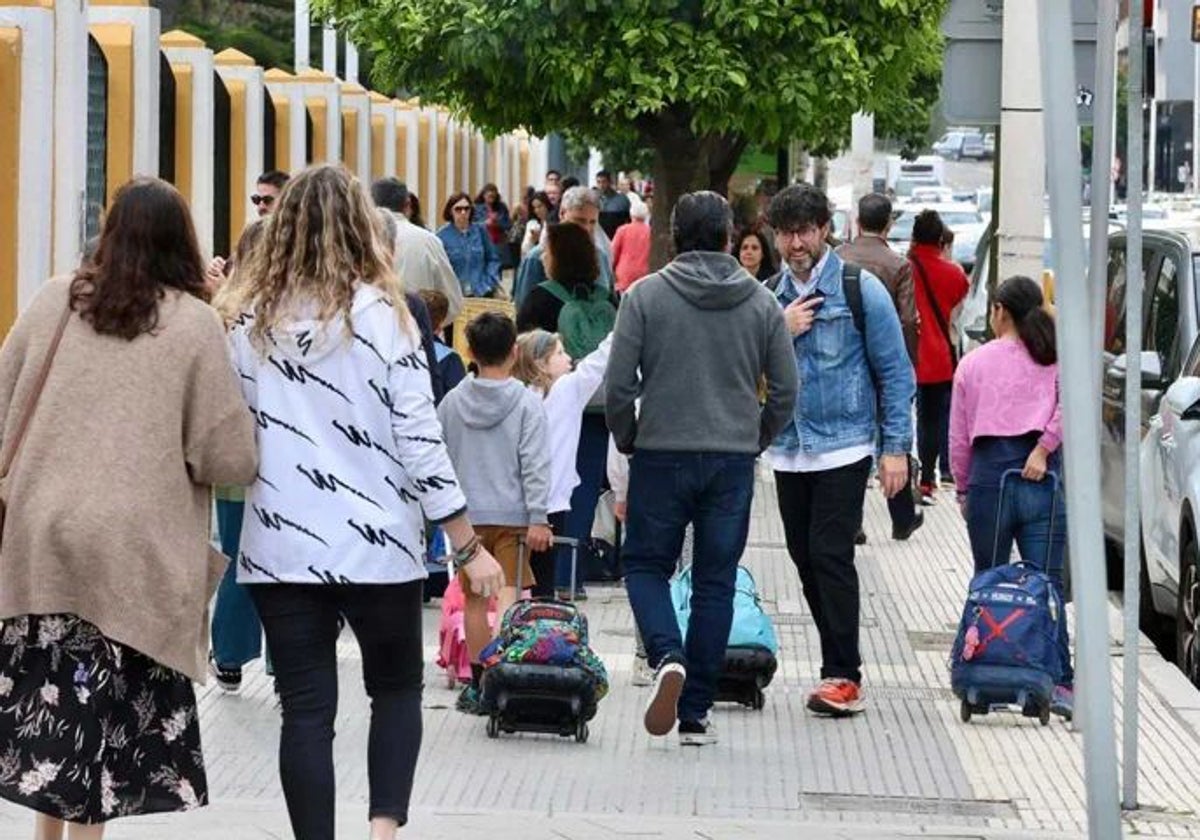 Alumnos acudiendo con sus padres este martes al Funcadia en Huelva