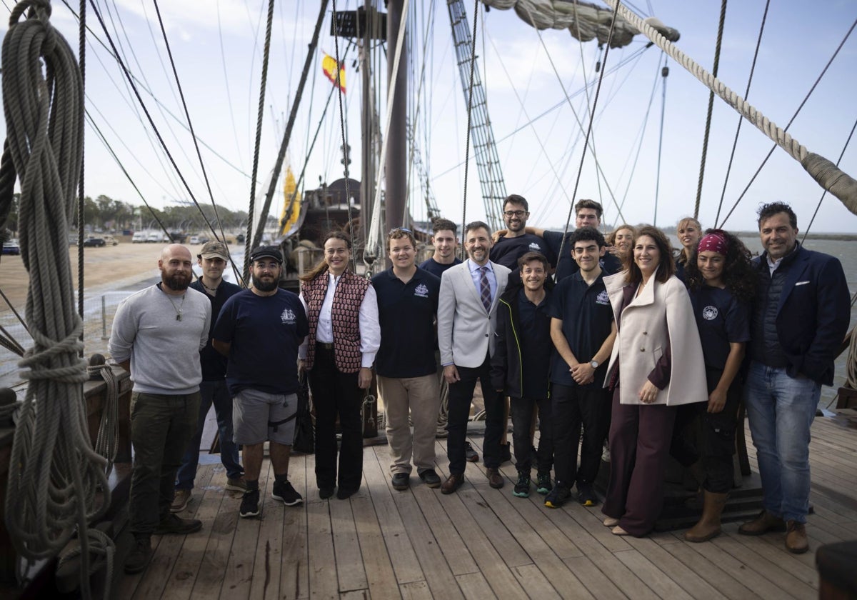 Autoridades y tripulación sobre la cubierta del Galeón Andalucía