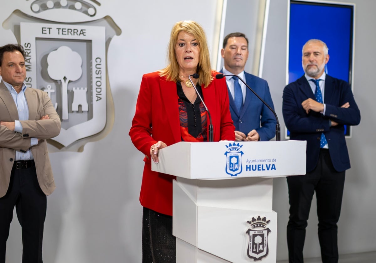 La alcaldesa de Huelva en una comparecencia ante la prensa este viernes
