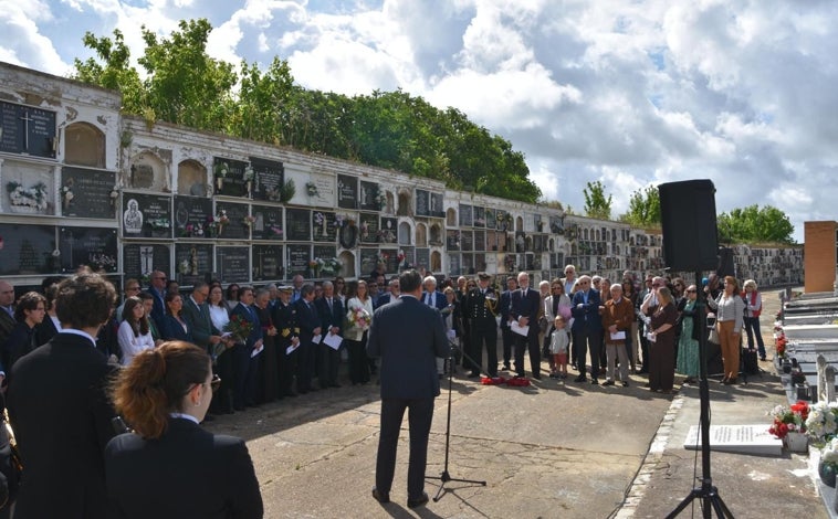 Imagen principal - Huelva cumple con la tradición de honrar la memoria de William Martin, 82 años después de su misteriosa aparición