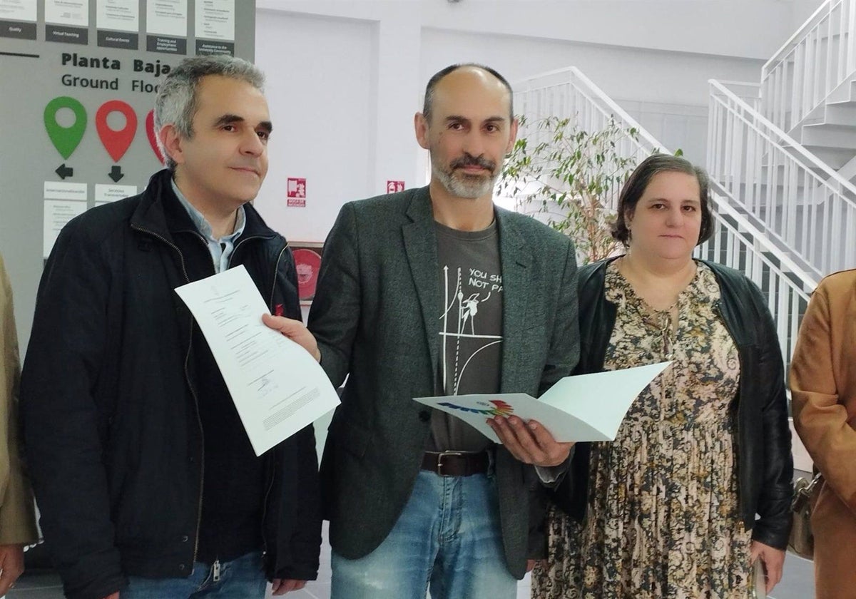 Pepe Rodríguez, único candidato a rector de la Universidad de Huelva, con su equipo