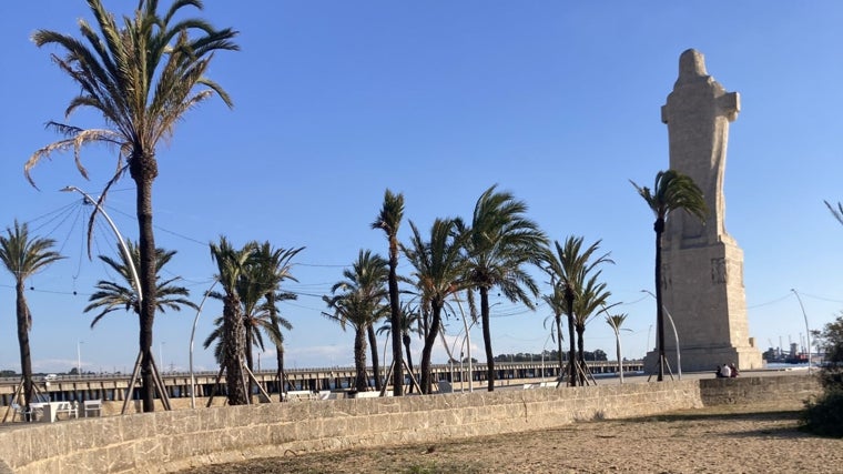 La Punta del Sebo, con el monumento a Colón al fondo