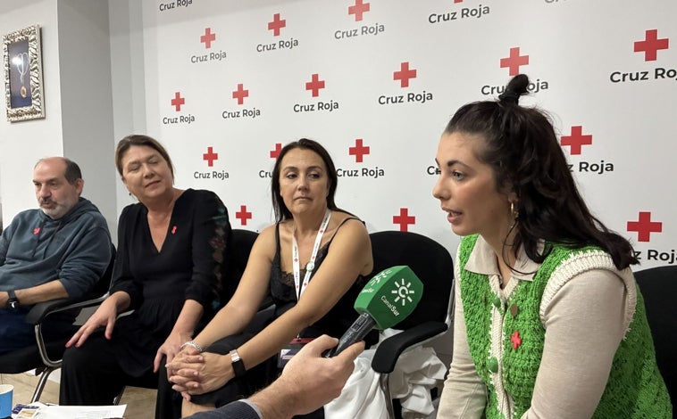 Imagen principal - Voluntarios de Cruz Roja Huelva, testigos de las secuelas de la DANA: «Hay personas psicológicamente muy afectadas»