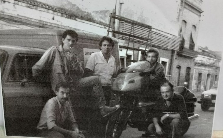 Imagen principal - Pepe y Antonio, agachados y Rodri, en moto / José Antonio Suárez, con su hermano en una boda