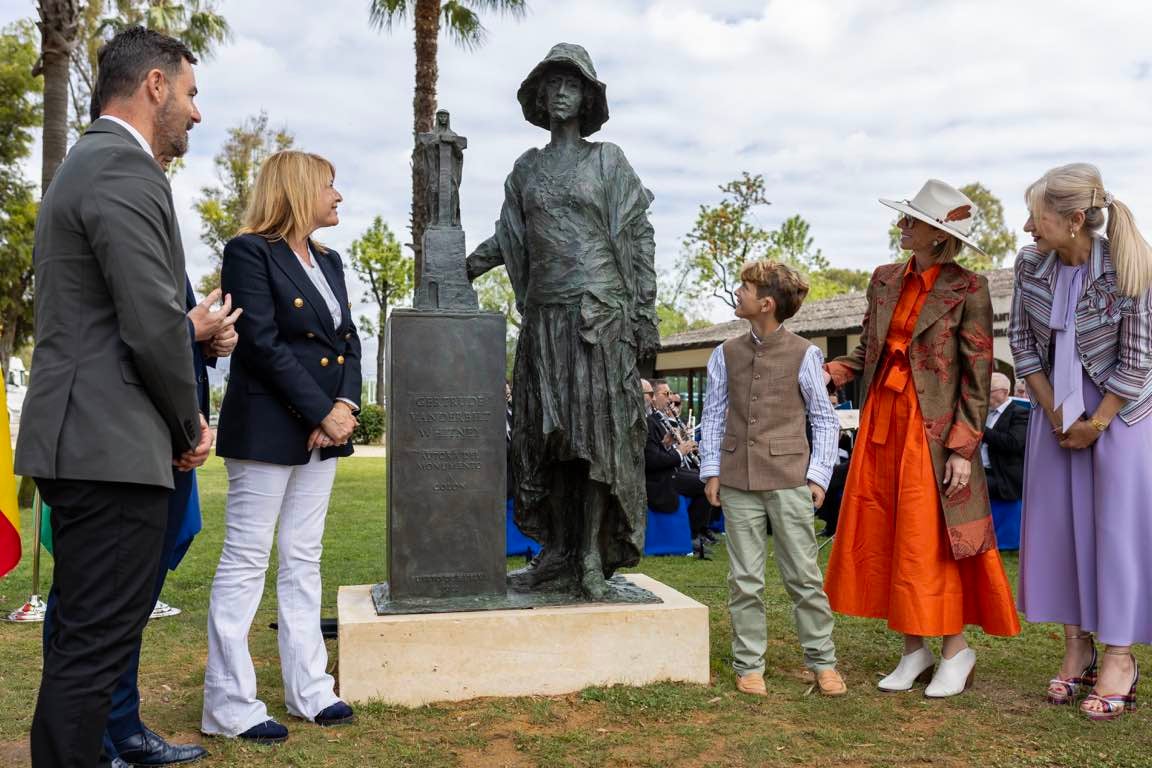 La inauguración de la escultura a Miss Whitney, en imágenes