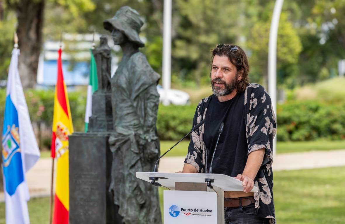 La inauguración de la escultura a Miss Whitney, en imágenes