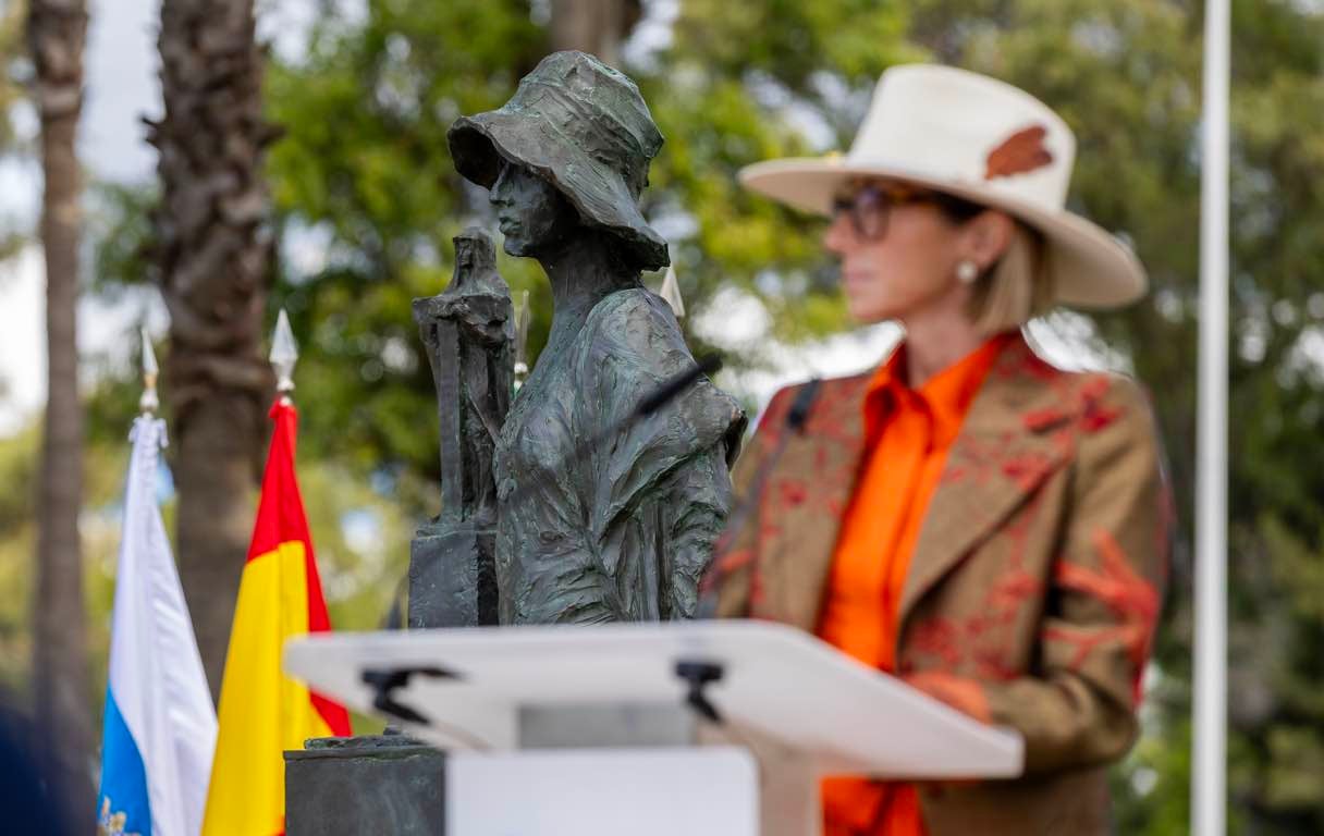 La inauguración de la escultura a Miss Whitney, en imágenes