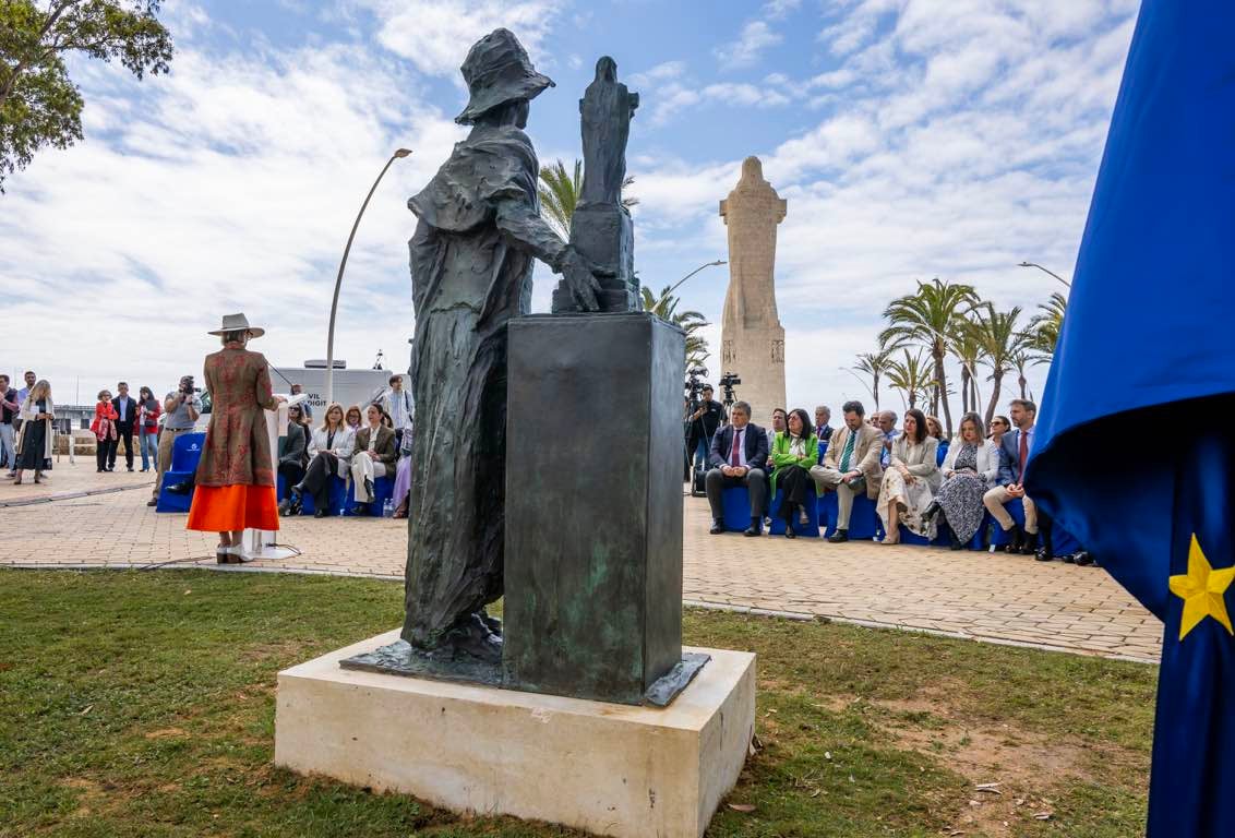 La inauguración de la escultura a Miss Whitney, en imágenes