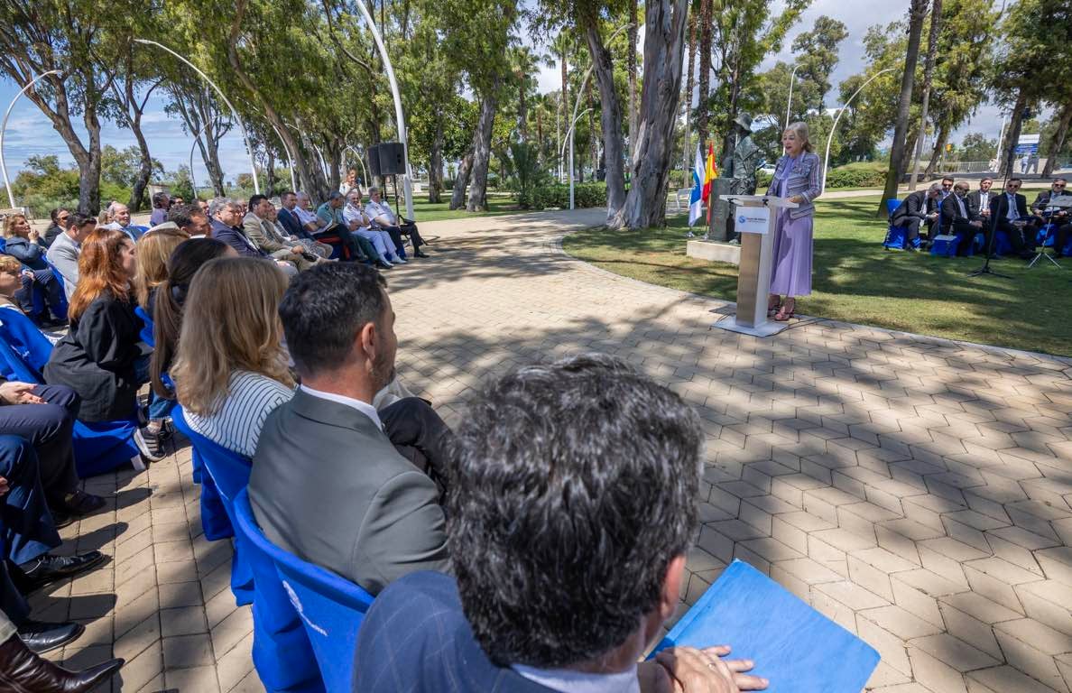 La inauguración de la escultura a Miss Whitney, en imágenes