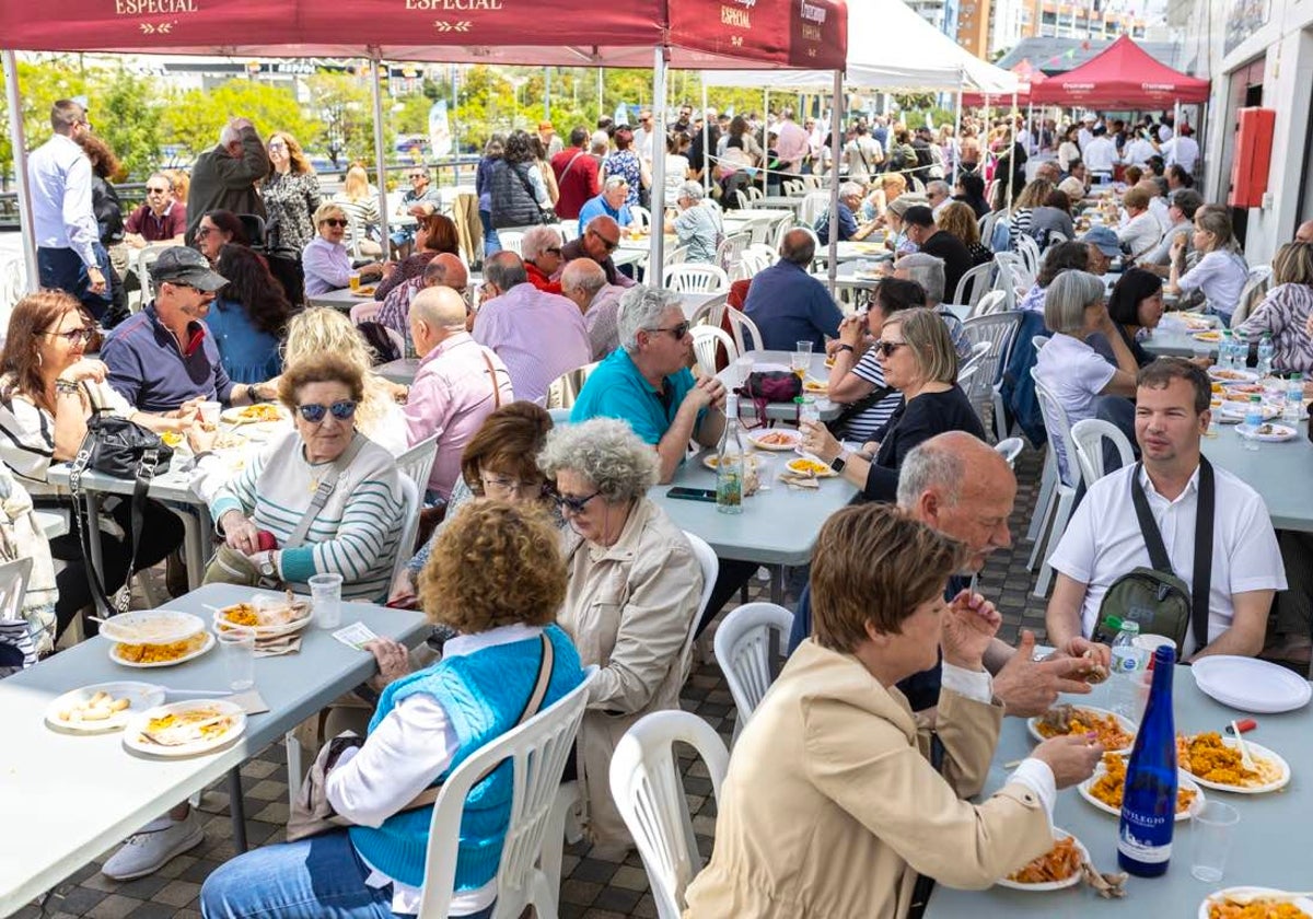 Asistentes a la feria gastronómica, este mediodía