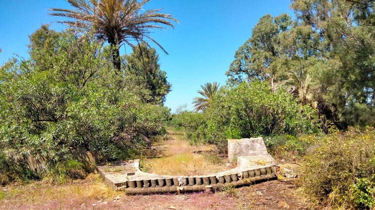Restos de una fuente en el jardín del chalé del potentado onubense