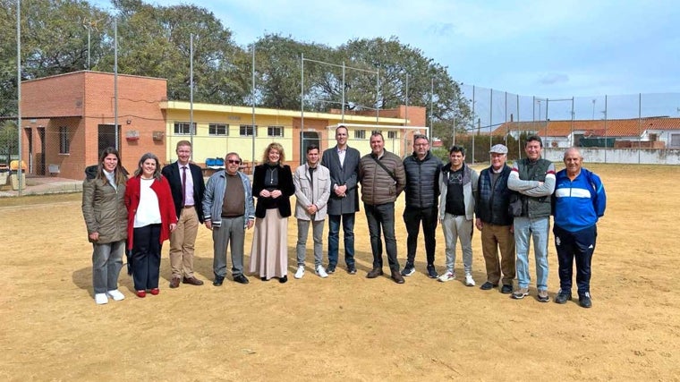 Delegación municipal encabezada por la alcaldesa en una visita al campo de fútbol Cristo Pobre