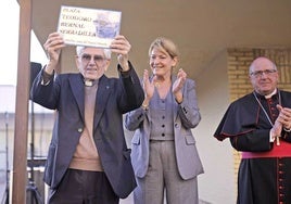 El sacerdote, junto a la alcaldesa y el obispo, muestra la placa que ya luce en La Hispanidad